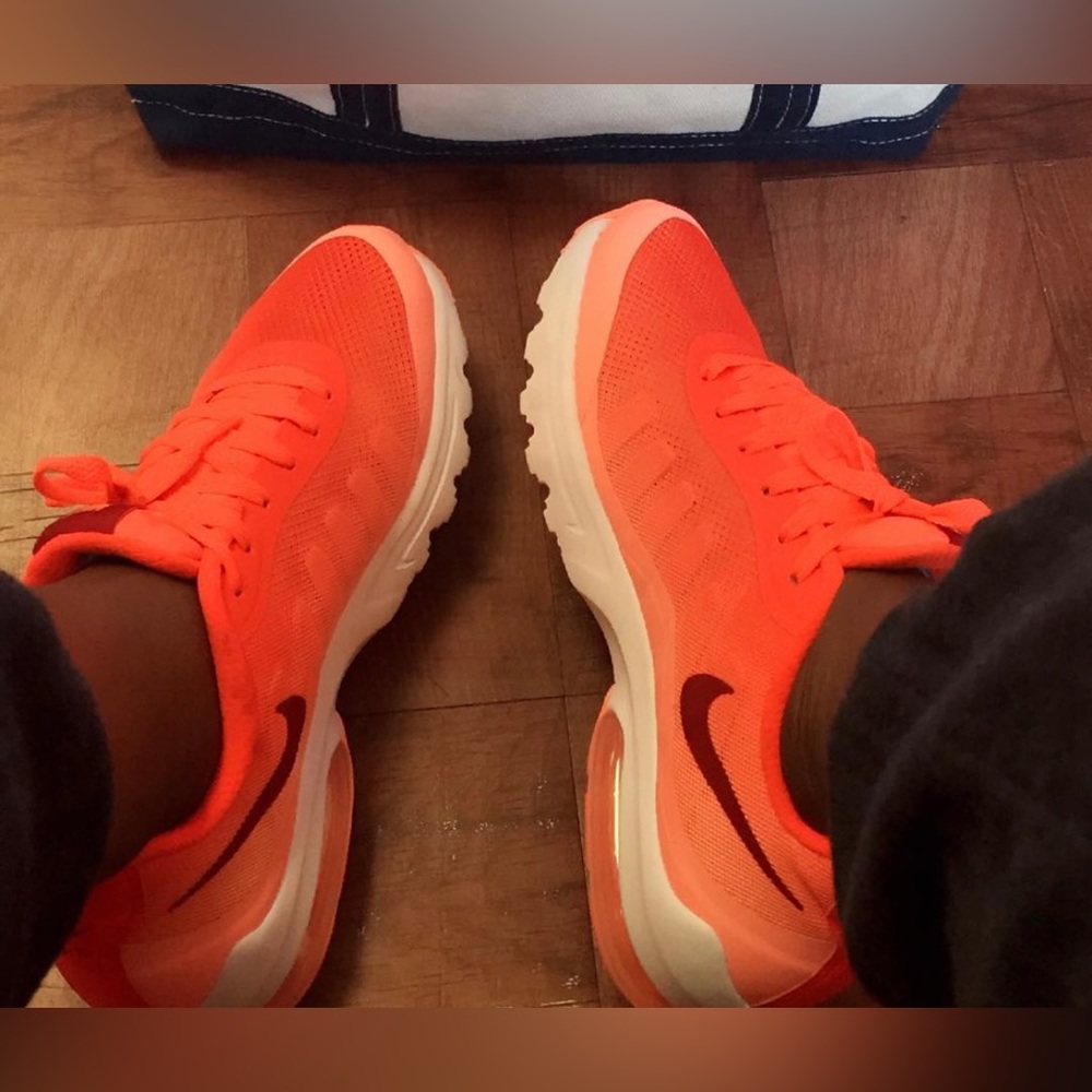 Women’s Nike Air Max Invigor Print in Bright Crimson